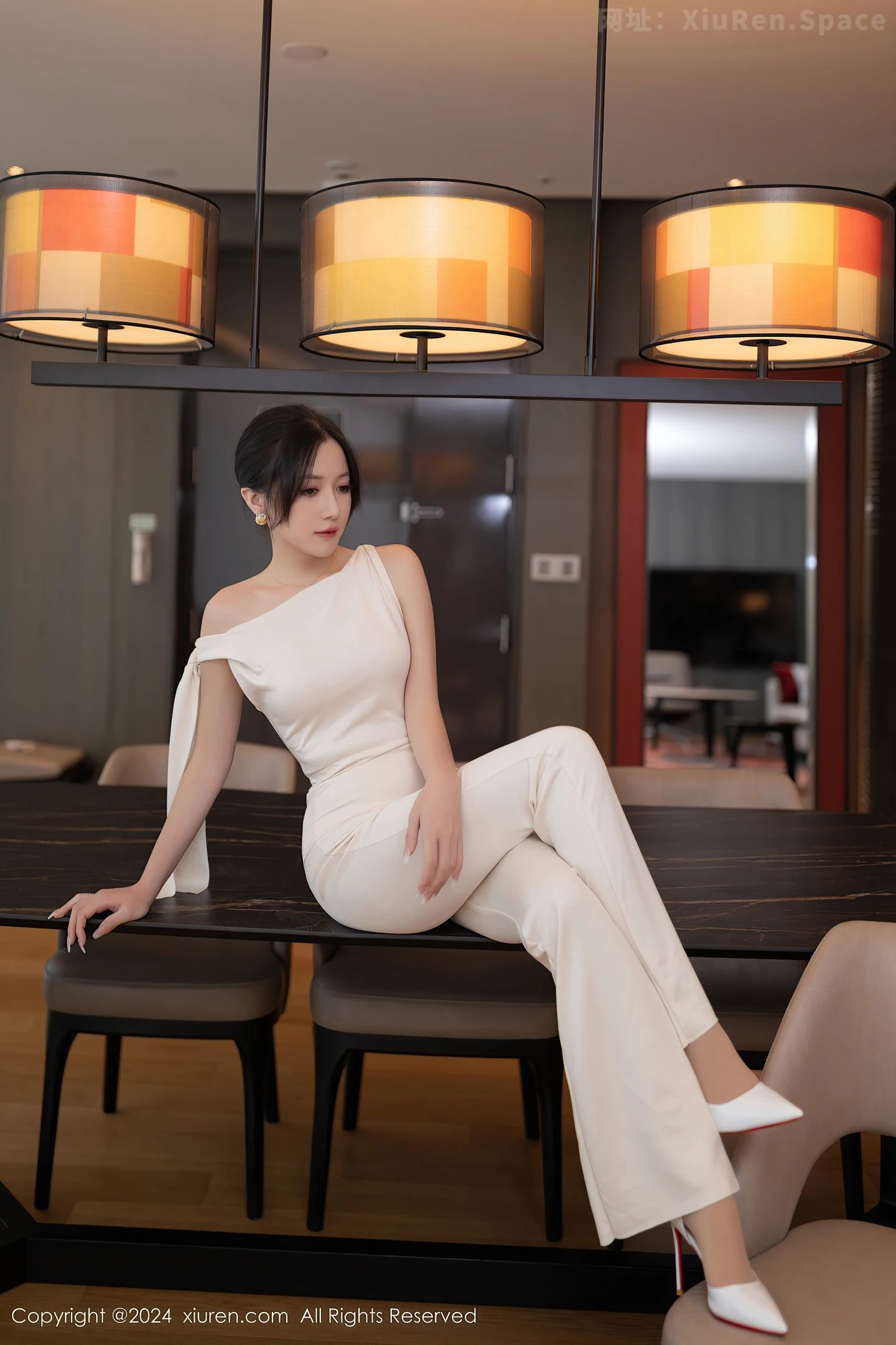 图片[6]-[XiuRen秀人网] VOL.9457 模特鱼子酱Fish职场主题浅色服饰配超薄肉丝秀曼妙身姿诱惑写真80P-秀人网官方网站